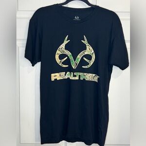 Realtree Men’s black tee with logo - Size Medium